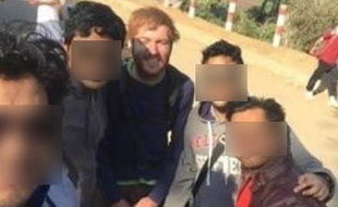 Sur la photo, on voit Arthur entouré de gens rencontrés sur place.