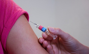 À l’approche de l’hiver, plus de 12 millions de Français sont invités à se faire vacciner contre cette maladie.