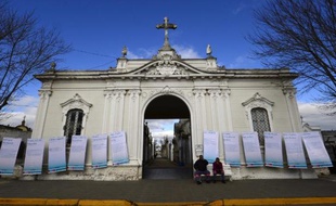 Des panneaux portant les noms de victimes de la dictature 1976-1983 en Argentine, le 20 mai 2013 à l'entrée du cimetière de Mercedes, dans la province de Buenos Aires, où le dictateur General Jorge Rafael Videla (1976-81) était né
