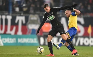 Florian Martin, au duel avec Julian Draxler.