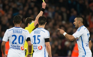Dimitri Payet reçoit un carton jaune de la part de Benoît Bastien, lors d'OM-OL le 15 mars 2015.