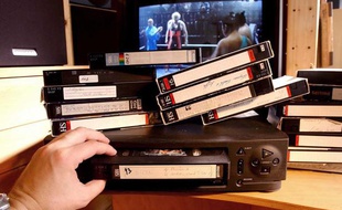 Illustration d'une cassette VHS dans un magnétoscope