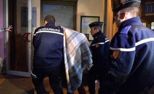 Des gendarmes conduisent le 18 février 2015 vers le tribunal de Saverne, dans l'est de la France, un des adolescents interpellés suite aux dégradations commises dans le cimetière juif de Sarre-Union