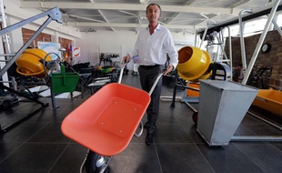 Christophe Vinsonneau, président du groupe CDH (Centaure Duarib Haemmerlin) dans l'usine de production des brouettes Haemmerlin à Saverne, le 12 juillet 2013.
