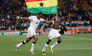 Les Ghanéens Andre Ayew (à gauche) et John Pantsil célèbrent leur qualification en huitième de finale de la Coupe du monde, le 23 juin 2010