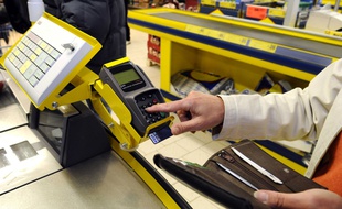 Illustration d'un paiement par carte bancaire dans un supermarché.