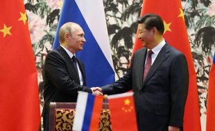 Les présidents russe et chinois Vladimir Poutine et Xi Jinping lors d'une cérémonie de signature à Pékin le 9 novembre 2014