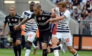 Le joueur des Girondins de Bordeaux, Clément Chantôme (à d.) lors du match contre Reims, le 9 août 2015.