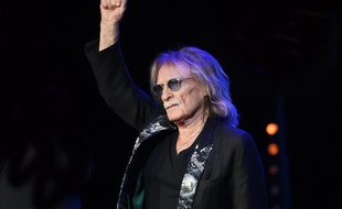 Le chanteur Christophe lors d'une représentation au Casino de Paris en février 2019.