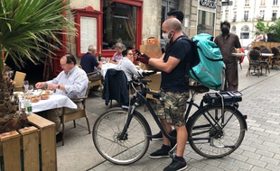 Seuls les livreurs à vélo ou à scooter électrique sont autorisés à circuler dans l'aire piétonne du centre-ville de Nantes.