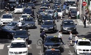 Les taxis ont bloqué les rues de Lyon afin de protester contre UberPop. AFP PHOTO/PHILIPPE DESMAZES
