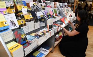 Si cette femme ne porte pas de masque alors qu'elle se trouve à l'intérieur d'une librairie, c'est parce que cette photo a été prise lors de la rentrée littéraire de 2019.