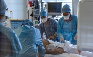 Des soignants de la Timone à Marseille s'occupent d'un patient atteint d'une forme grave de coronavirus