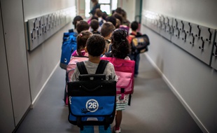 A la Ferté-Alais dans l'Essonne, l'abbé va bénir les cartables des enfants.