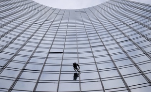 Alain Robert en pleine ascension du "Skyper", un immeuble de 42 étages situé à Francfort