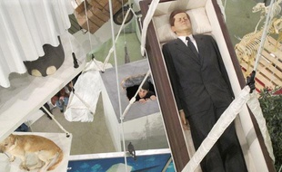 L'un des oeuvres exposées au Guggenheim de New York lors de la dernière exhibition de Maurizio Cattelan, en janvier 2012.