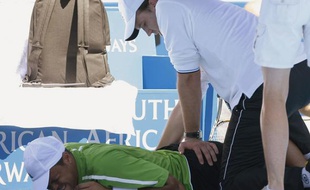 Jo-Wilfried Tsonga se fait manipuler le dos à Sydney le 14 janvier 2009.