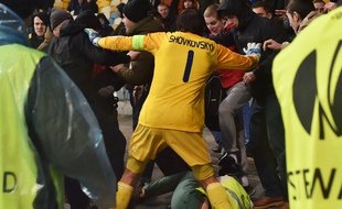 Le gardien du Dynamo Kiev Olexandr Shovkovski a foncé dans la mêlée tête baissée, au risque de recevoir des coups.