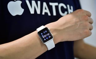 Un employé montre l'Apple Watch dans un magasin Apple de Séoul le 26 juin 2015