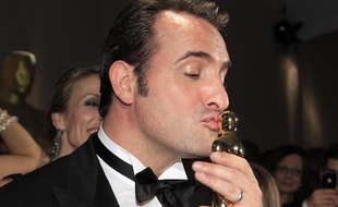 Jean Dujardin et son Oscar, le 26 février 2012, à Hollywood (Californie).
