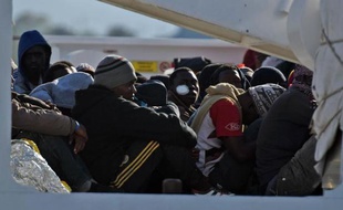 Des migrants naufragés secourus en Méditerranée, à leur arrivée le 16 avril 2015 au port d'Augusta en Sicile