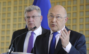 Michel Sapin et Christian Eckert pendant une conférence de presse le 24 avril.