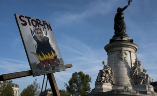 Une pancarte contre le FN Place de La République, à Paris