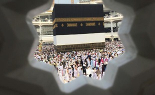 Des pèlerins marchent autour de la Kaaba dans la Mosquée sacrée de la Mecque en Arabie Saoudite, le 14 septembre 2015