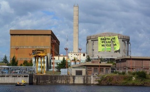 Des militants de Greenpeace ont déjoué lundi la sécurité d'une centrale nucléaire en Argentine et déployé sur le toit une banderole disant "Le danger nucléaire, ça suffit", a-t-on appris auprès de l'organisation écologiste.