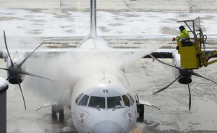 Dégivrage d'un avion sur les pistes d'Orly, le 13 mars 2013.
