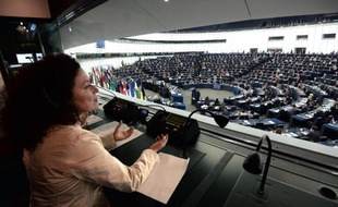 Une interprète travaillant durant une séance du Parlement européen de Strasbourg, le 15 avril 2014: cas unique au monde cette assemblée qui réunit 751 députés de 28 pays travaille en 24 langues