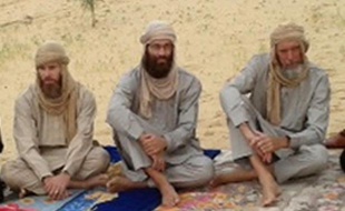 Trois Occidentaux enlevés au Mali et détenus depuis près de neuf mois par Al-Qaïda sont apparus mardi soir dans une vidéo diffusée par la chaîne Al-Jazeera, selon laquelle ils ont appelé leurs gouvernements à intervenir pour les faire libérer.