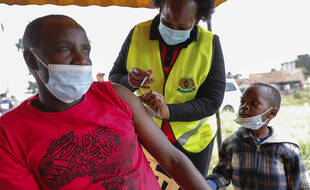 Un homme reçoit une dose de vaccin contre le coronavirus AstraZeneca donnée par la Grande-Bretagne, à Nairobi, au Kenya, le samedi 14 août 2021.