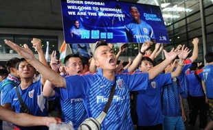 L'international ivoirien Didier Drogba a été accueilli samedi par environ 750 fans en liesse à son arrivée à Shanghai, où il a signé un contrat de deux ans et demi qui devrait faire de lui l'un des joueurs les mieux payés au monde.