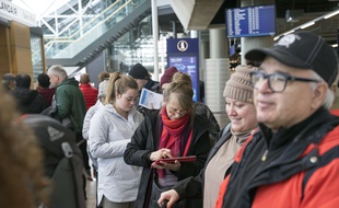 Des passagers bloqués à l'aéroport de Keflavik le 28 mars 2019 après la faillite de la compagnie aérienne WOW Air.