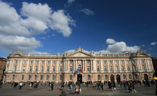 Le Capitole, l'Hôtel de ville de Toulouse (illustration).