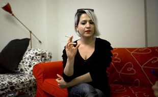 Maria, 30 ans, a suivi le parcours qui devait la mettre à l'abri de toute inquiétude économique: études supérieures, expérience ininterrompue de travail en Grande-Bretagne puis en Grèce. Et pourtant, elle ne voit que des écueils se multiplier autour d'elle.