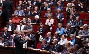 La première séance des questions au gouvernement Ayrault, mercredi à l'Assemblée nationale, a vite glissé de la guerre de tranchées entre deux camps en apparence irréductibles à l'expression d'une angoisse partagée sur les questions d'emploi.