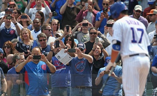 Des spectateurs d'un match de baseball se servent de leur téléphone pendant un match des Chicago Cubs, le 17 avril 2015.