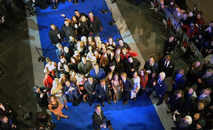 Le 4 février 2016, Ben Stiller prend un selfie lors de l'avant-première de «Zoolander 2» à Londres, avec une perche de plus de 8 mètres de long.