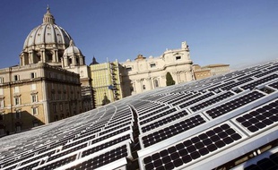 Des panneaux solaires sur les toits du Vatican, en novembre 2008.