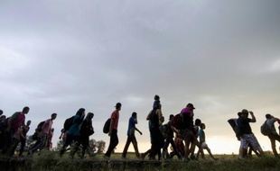 Un groupe de migrants quitte la ville serbe de Kanjiza à la frontière avec la Hongrie, le 2 août 2015