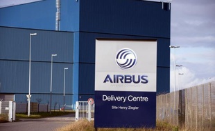 Airbus a annoncé jeudi avoir engrangé 410 commandes nettes (après 21 annulations) pour les trois premiers mois de l'année, soit 248 appareils de plus qu'à fin février grâce à une commande historique passée en mars par la compagnie indonésienne à bas coûts Lion Air.