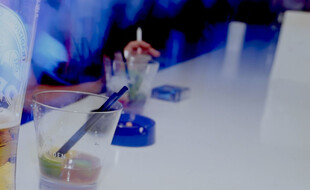 Des verres d'alcool, dans une discothèque (illustration)