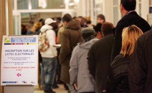 A cinq jours de la clôture des inscriptions sur les listes électorales, ceux qui veulent voter aux élections présidentielle et législatives de 2012 sont nombreux à se rendre en mairie, mais on semble loin de la ruée d'avant la présidentielle de 2007.