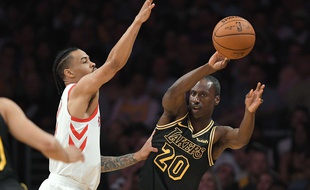 Andre Ingram (à droite) lors de son premier match NBA.