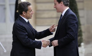 Le Premier ministre britannique, le conservateur David Cameron, rencontrera l'ancien président français Nicolas Sarkozy avec qui il a travaillé "de façon très étroite", pour un "entretien privé" lundi soir à Londres, a annoncé Downing Street.