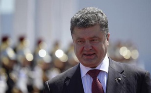 Le président ukrainien Petro Poroshenko ici le 6 juin 2014 lors des cérémonies du Débarquement, vient d' annoncer un prochain cessez-le-feu unilatéral dans l'Est de l'Ukraine