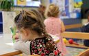 Pourquoi les listes de classes sont-elles rares devant les écoles ?