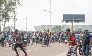 Des manifestants le 24 juin 2020 à Kinshasa autour du Parlement.